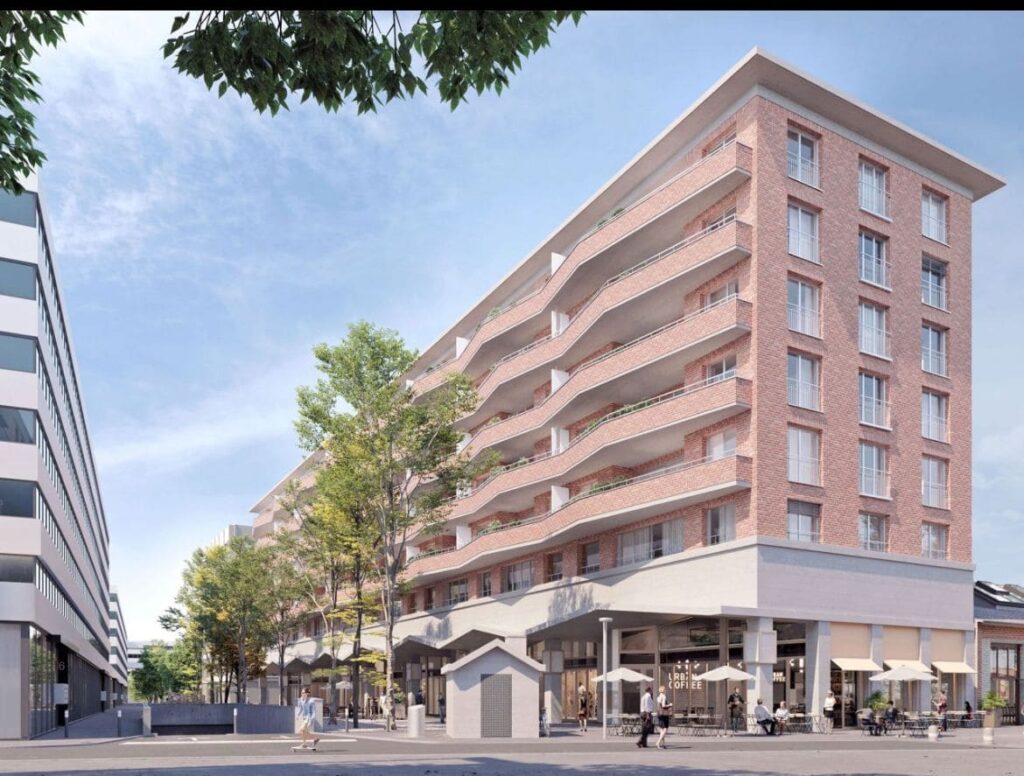 Gebäude mit mehreren Stockwerken in einer Fussgänger Zone. Unten sind Restaurants und Läden drin.