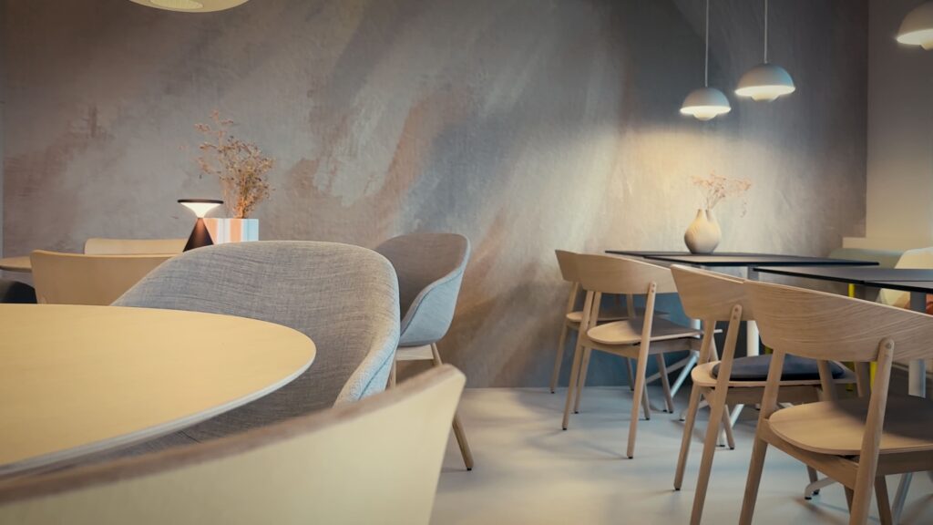 Neu gestrichener Speiseraum, ausgestattet mit Stühlen und Tischen